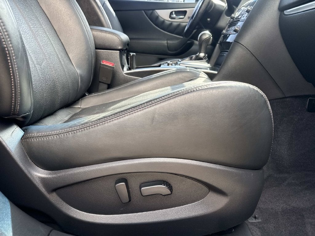 2016 INFINITI QX70 Base