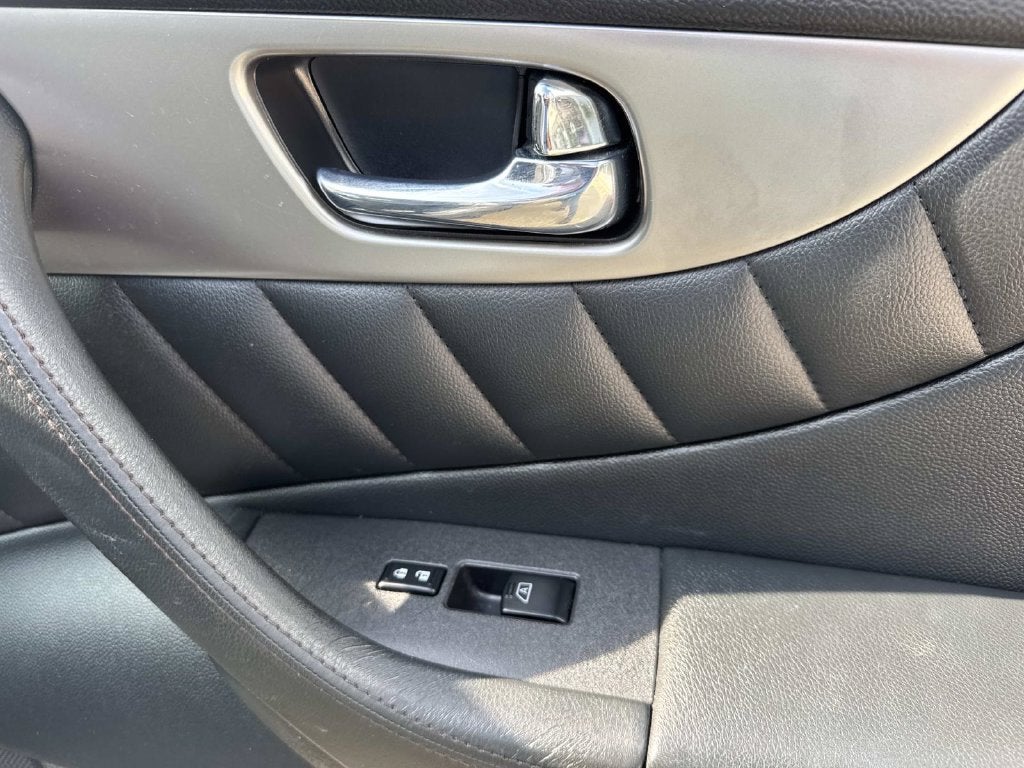 2016 INFINITI QX70 Base