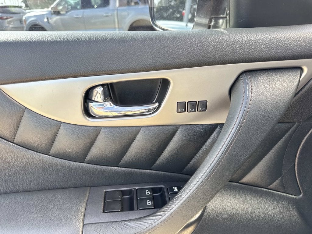 2016 INFINITI QX70 Base