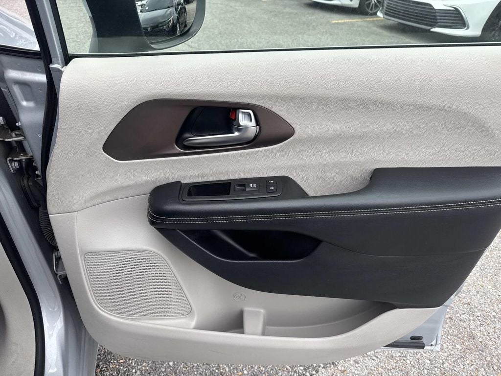 2023 Chrysler Voyager LX