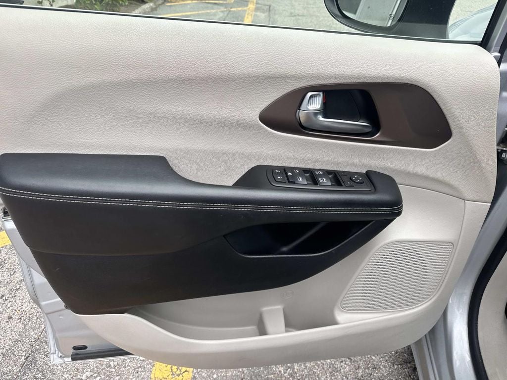 2023 Chrysler Voyager LX