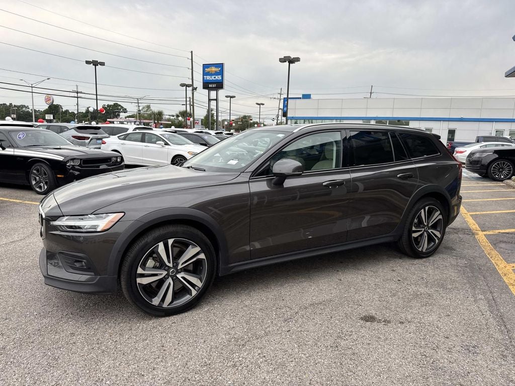 2025 Volvo V60 Cross Country B5 Plus