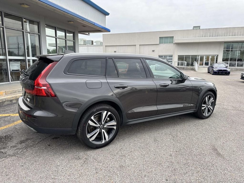 2025 Volvo V60 Cross Country B5 Plus